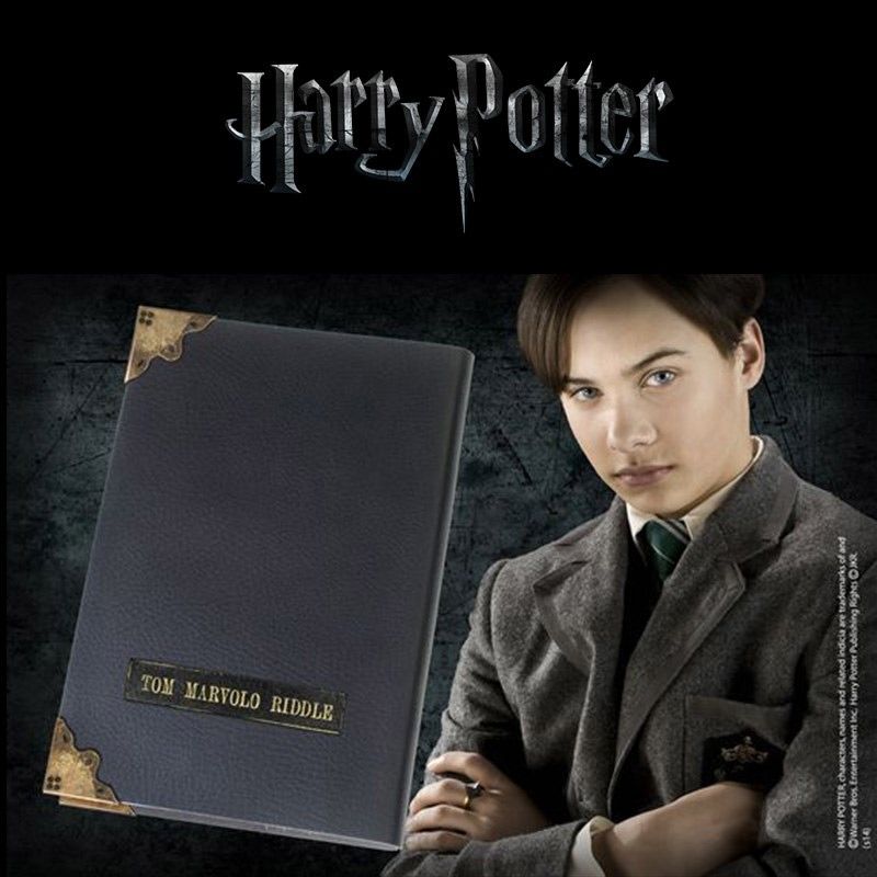 Тома реддла и т и. Tom Riddle Diary. Крестраж дневник Тома Реддла.