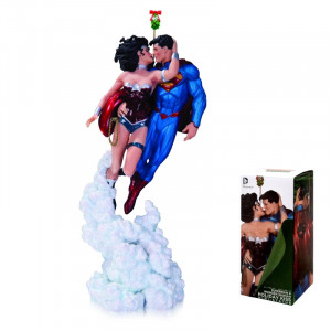  Superman Wonder Woman Holiday Kiss Mini Statue