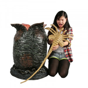  Aliens: Life-Size Alien Egg and Facehugger with LED Lights